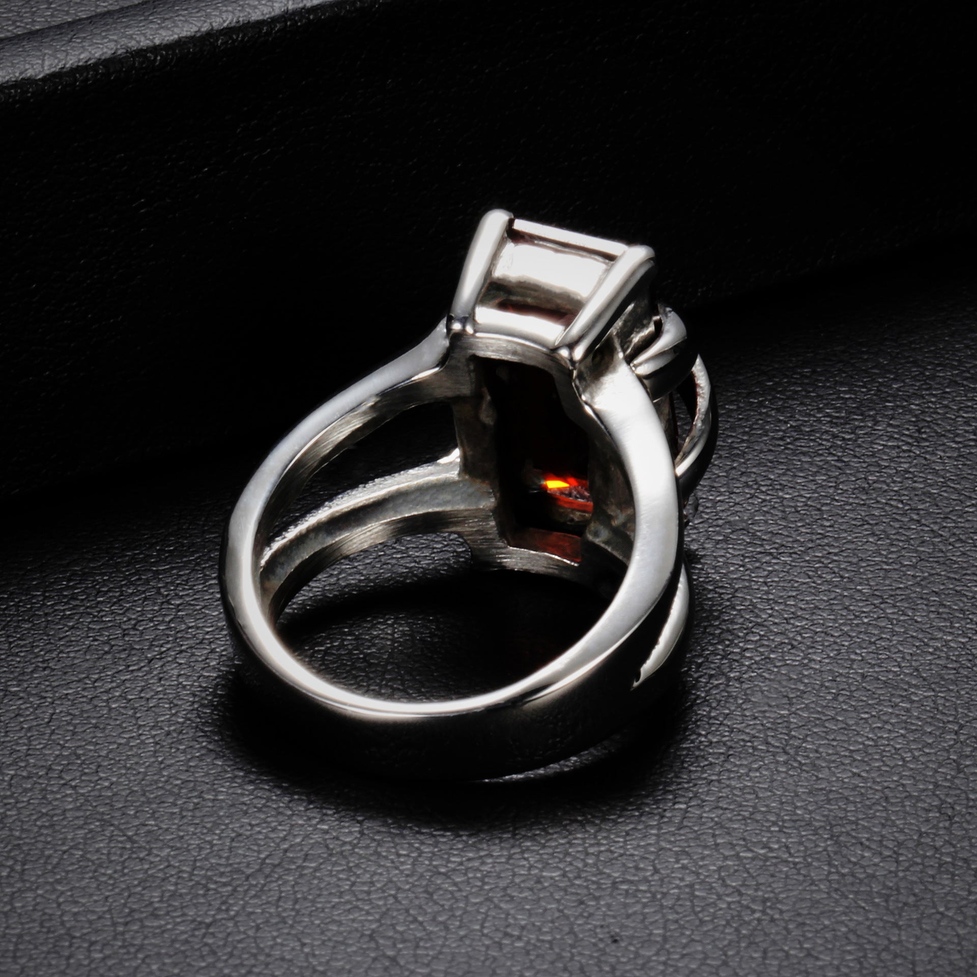 Damen Ring mit funkelndem Rotem Edelstein Shop Nory