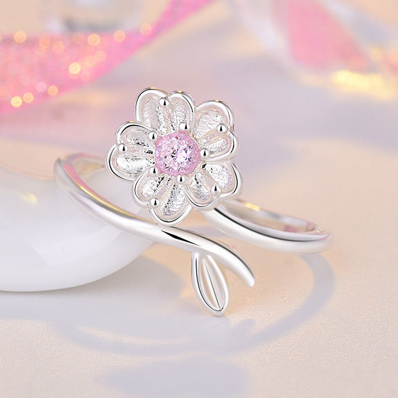 Damenring mit kunstvollem Blumenmotiv und strahlendem Zirkonia Shop Nory