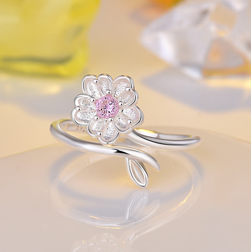 Damenring mit kunstvollem Blumenmotiv und strahlendem Zirkonia Shop Nory