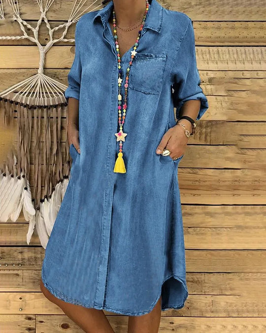 Jeans Midi-Kleid mit Umgeschlagenen Ärmeln und Brusttasche.