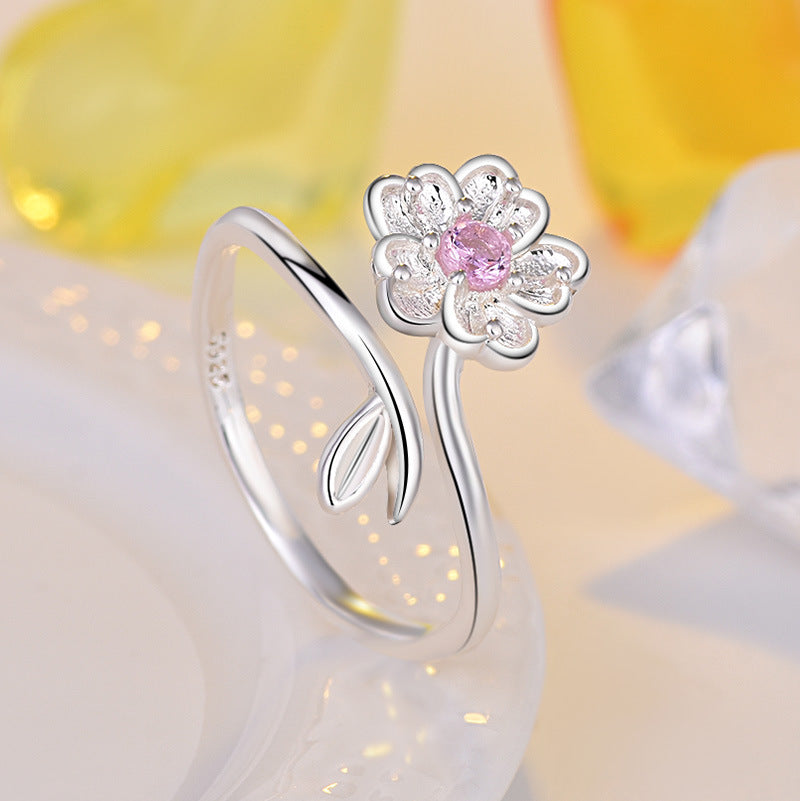 Damenring mit kunstvollem Blumenmotiv und strahlendem Zirkonia Shop Nory