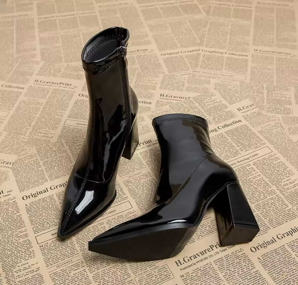Lackleder Stiefeletten mit Blockabsatz