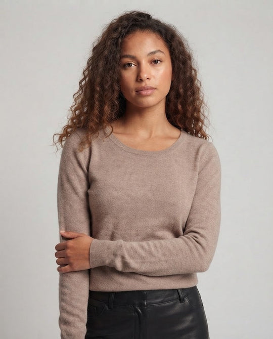 Damen Feiner Rundhalspullover aus Kaschmir‑Mix mit leichtem Stretch und feinem Rippbündchen Shop Nory