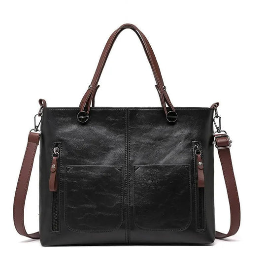 Schwarze Ledertasche mit braunem Riemen auf weißem Hintergrund