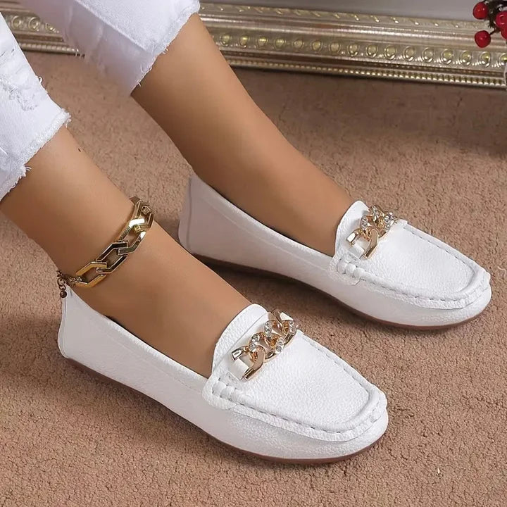 Slipper aus Leder mit klobigen Kettendetails
