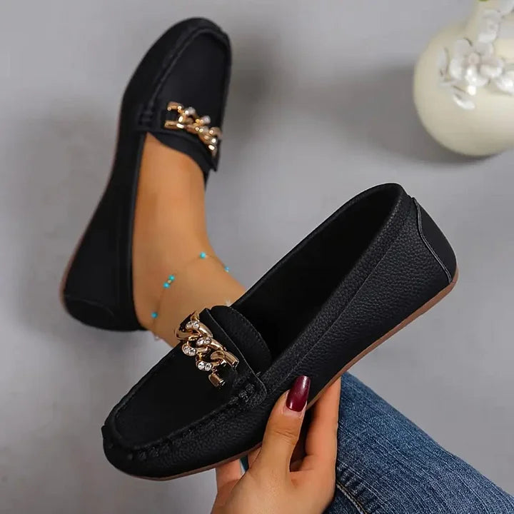Slipper aus Leder mit klobigen Kettendetails
