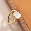Großer Mondsteinring mit einem riesigen Mondstein und CZ Cocktailring Geburtssteinring | Shop Nory