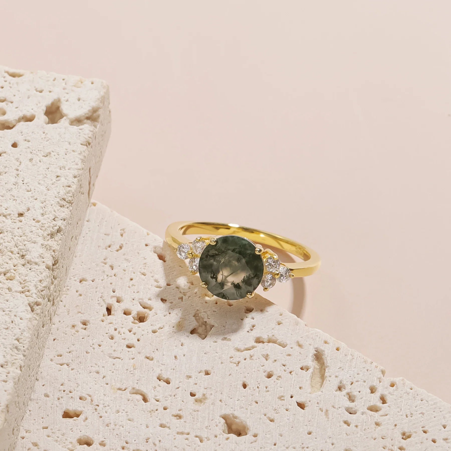 Moosachat-Ring mit rundem Moosachat und drei Zirkonia auf jeder Seite, goldener Versprechensring | Shop Nory