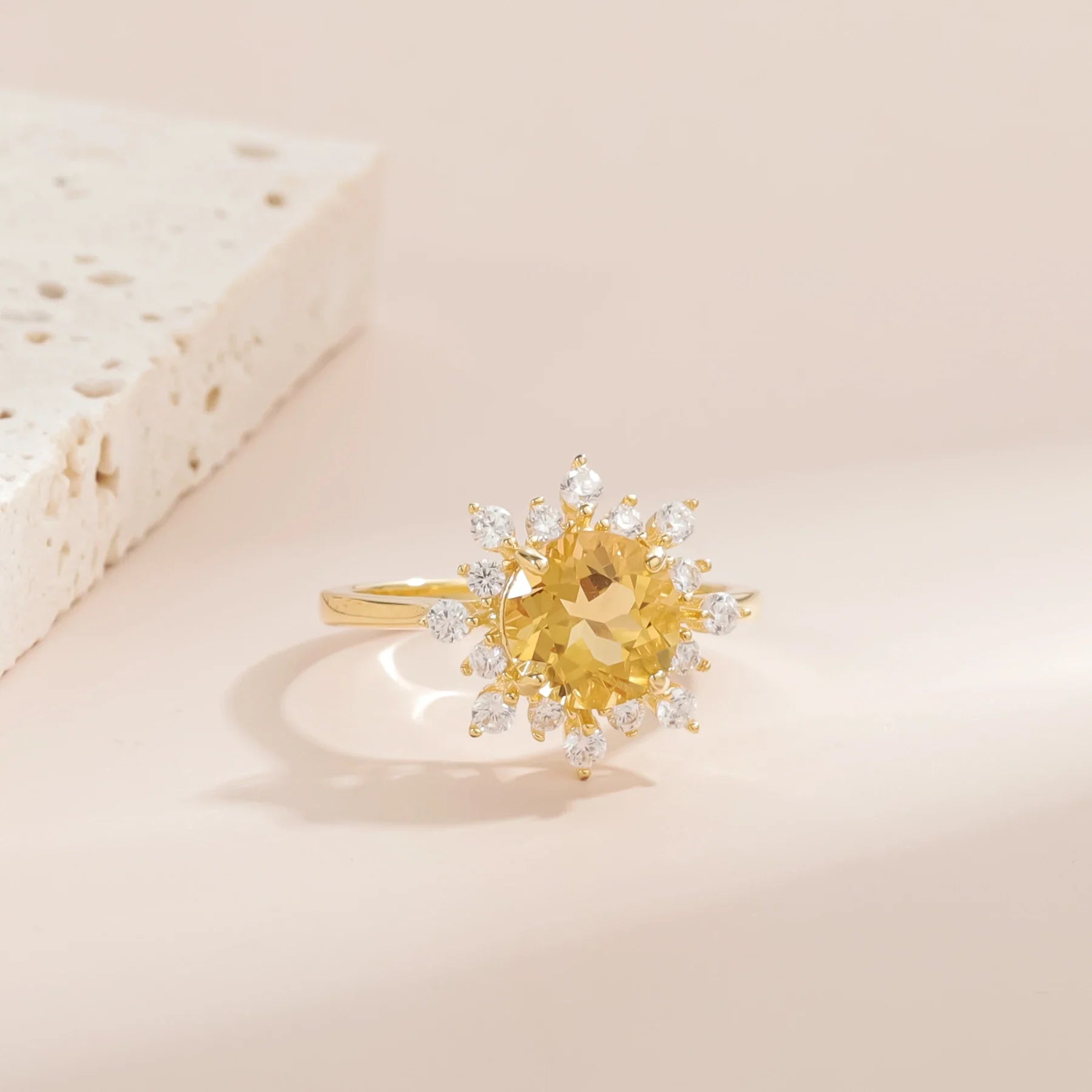 Goldener Citrinring mit großem gelbem Citrin und CZ Citrin Cocktailring Verlobungsring Cluster-Ring | Shop Nory
