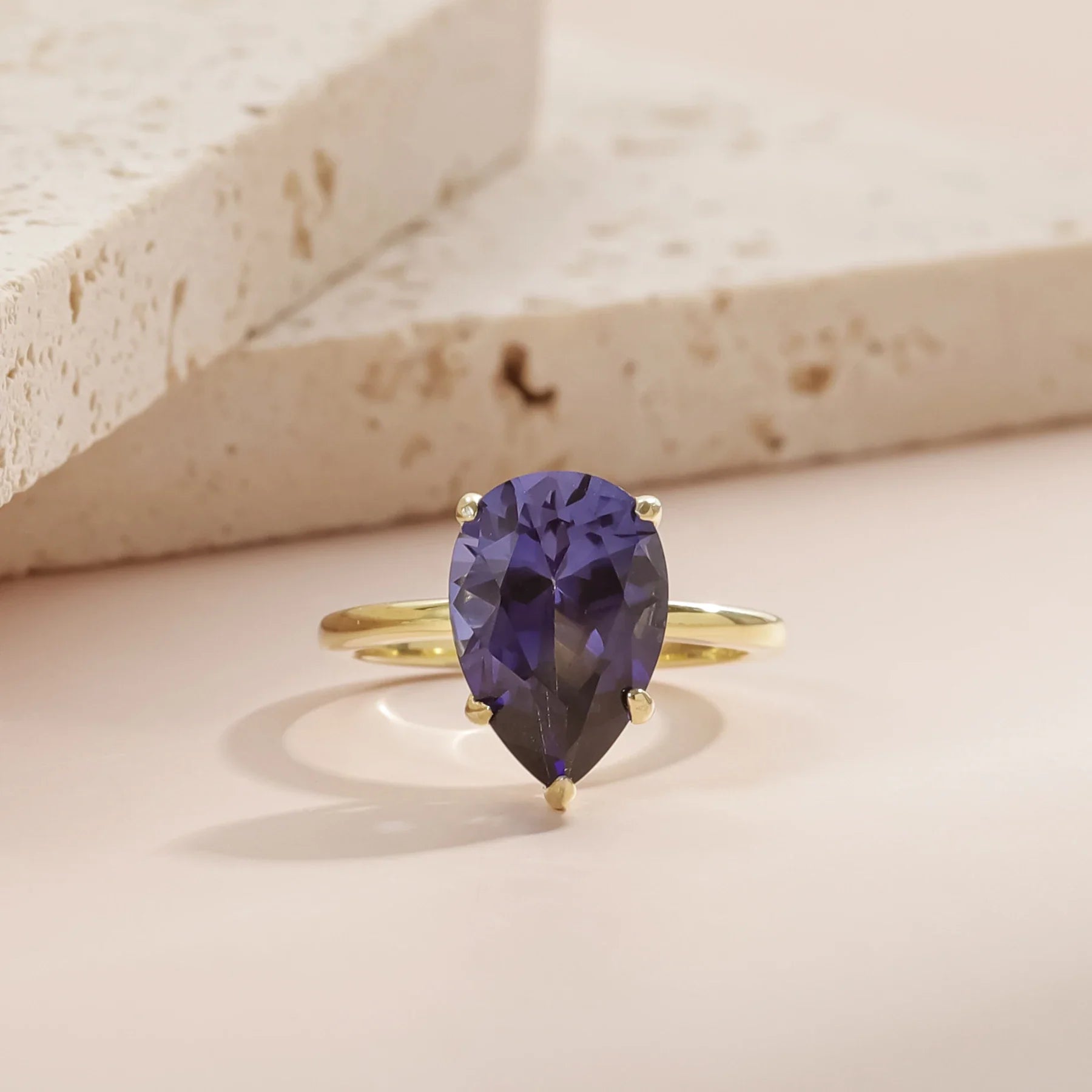 Gold-Amethyst-Ring mit großem tropfenförmigem Amethyst-Stein, Geburtsstein-Ring, Solitär-Verlobungsring | Shop Nory