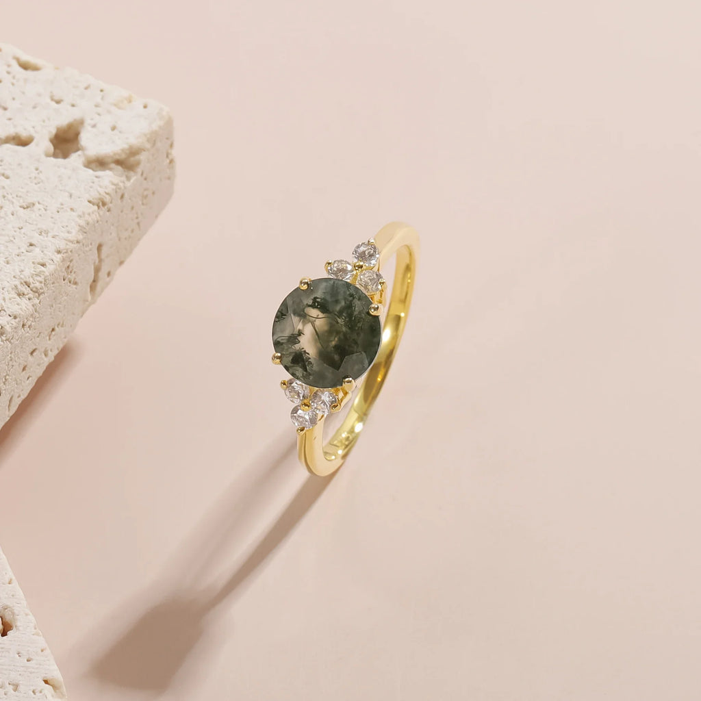 Moosachat-Ring mit rundem Moosachat und drei Zirkonia auf jeder Seite, goldener Versprechensring | Shop Nory
