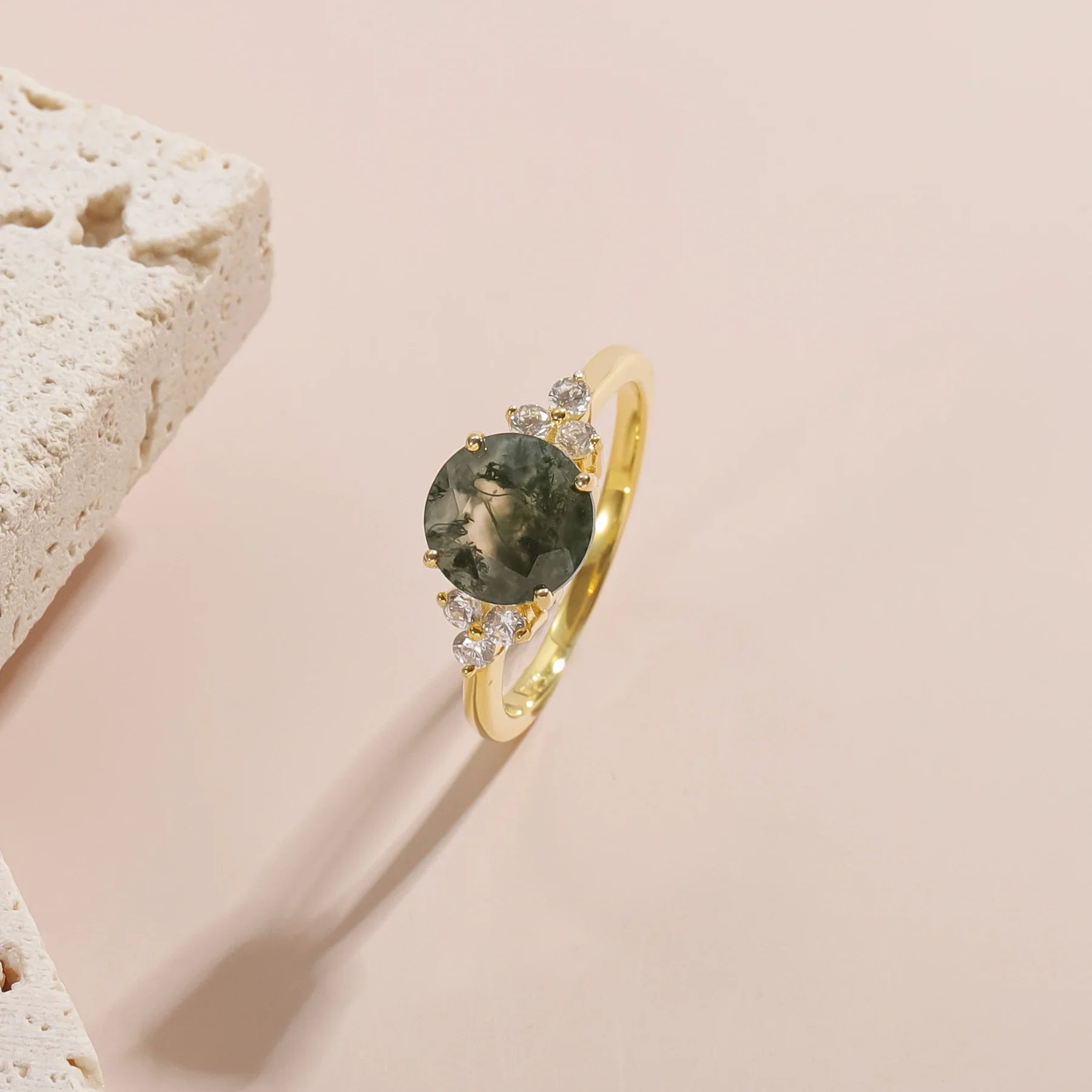 Moosachat-Ring mit rundem Moosachat und drei Zirkonia auf jeder Seite, goldener Versprechensring | Shop Nory