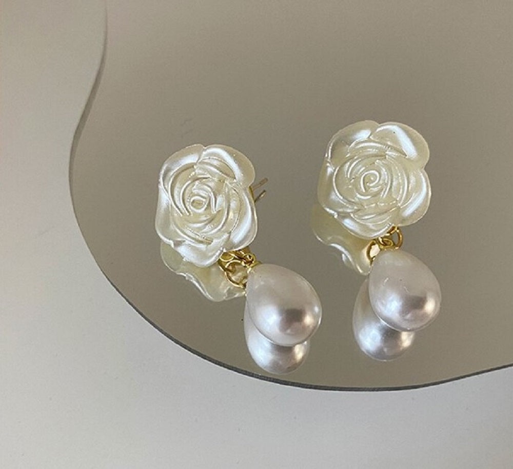 Elegante Perle Weiß Rose Blumen Tropfen Hängende Ohrringe | Shop Nory