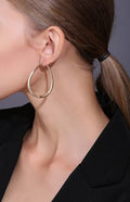 Große glänzende vergoldete ovale geschnitzte Cut-Hoops-Ohrringe | Shop Nory