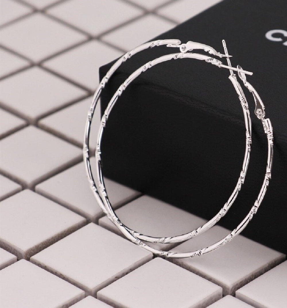 Damen Große Silberplattierte Muster Geschnittene Kreis Hoop Ohrringe | Shop Nory