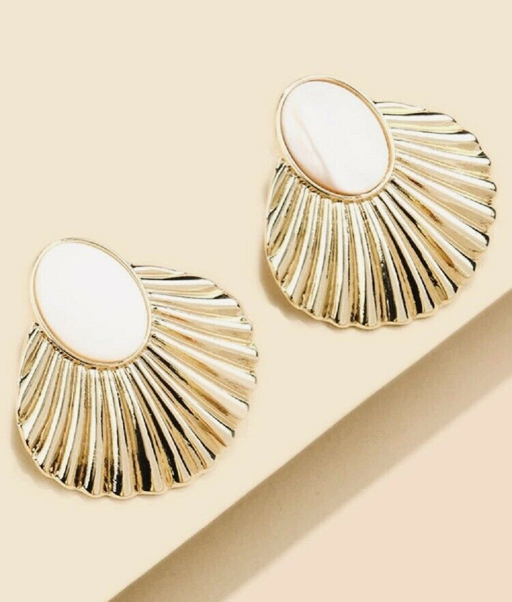 Damen Goldplattierte Faux-Perlen Muschel Design Ohrstecker | Shop Nory