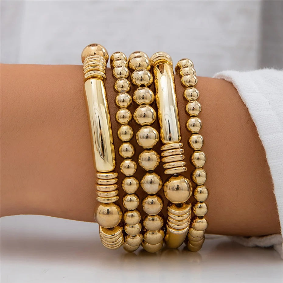 Damen Goldbeschichtete Chunky Runde Perlen 5 Set Stapelarmbänder | Shop Nory