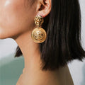 Lion Head Gold Plated Runde Medusa Medaillon Münz Ohrringe | Shop Nory
