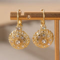 Damen vergoldete runde Ohrringe mit floralem Design aus weißen synthetischen Zirkonia. | Shop Nory
