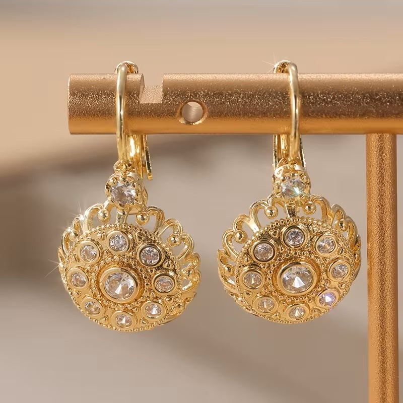 Damen vergoldete runde Ohrringe mit floralem Design aus weißen synthetischen Zirkonia. | Shop Nory