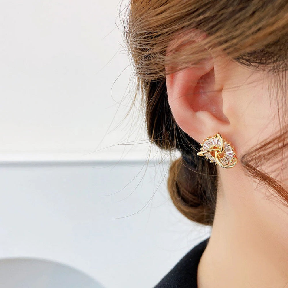 Frauen 14k vergoldete hohle geometrische Kreuzaus feine Kristallohrringe | Shop Nory
