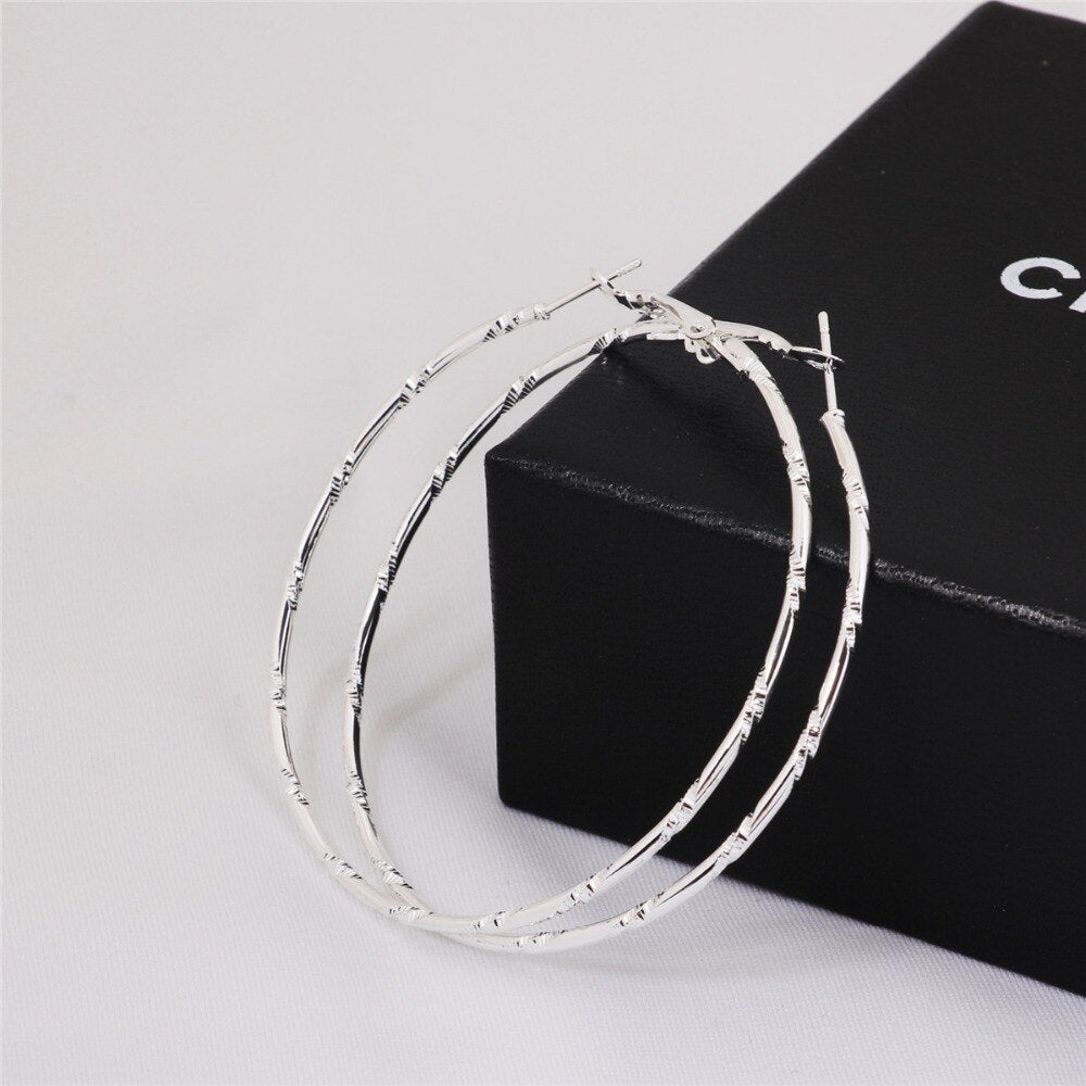 Damen Große Silberplattierte Muster Geschnittene Kreis Hoop Ohrringe | Shop Nory