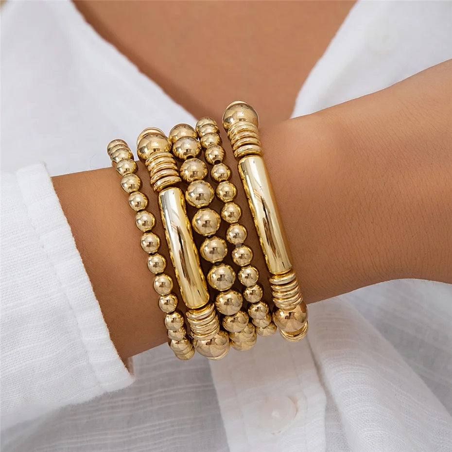 Damen Goldbeschichtete Chunky Runde Perlen 5 Set Stapelarmbänder | Shop Nory