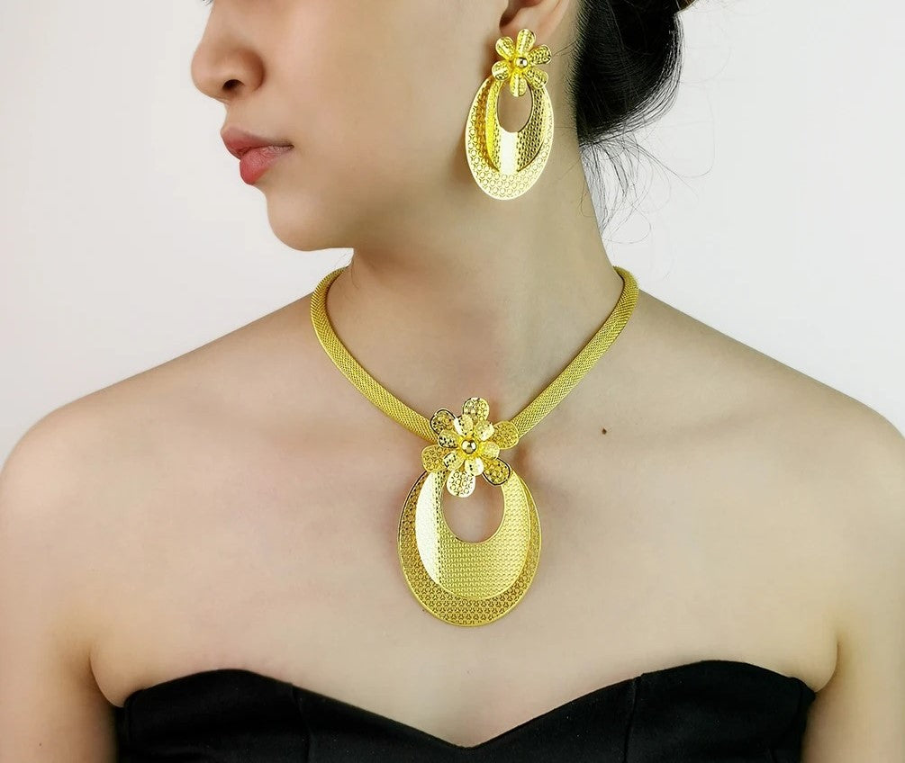 Damen Gold Big Oval Überlagerung Cutout Floral Anhänger Dicke Kette & Ohrringe Set | Shop Nory