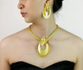 Damen Gold Big Oval Überlagerung Cutout Floral Anhänger Dicke Kette & Ohrringe Set | Shop Nory