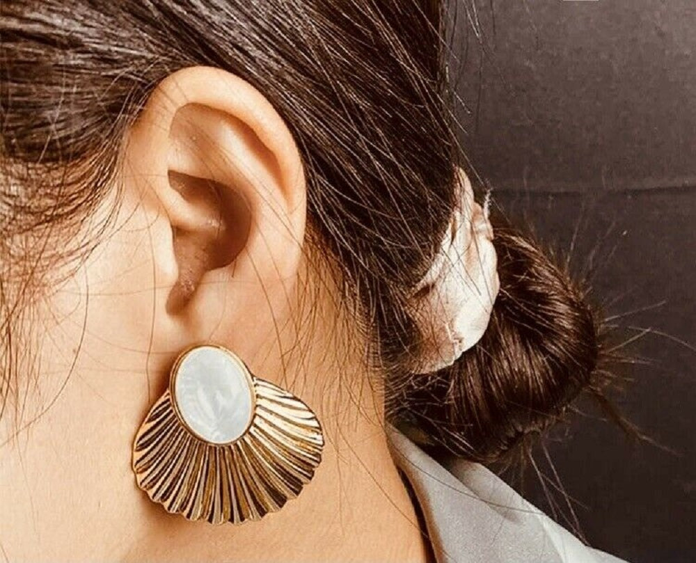 Damen Goldplattierte Faux-Perlen Muschel Design Ohrstecker | Shop Nory