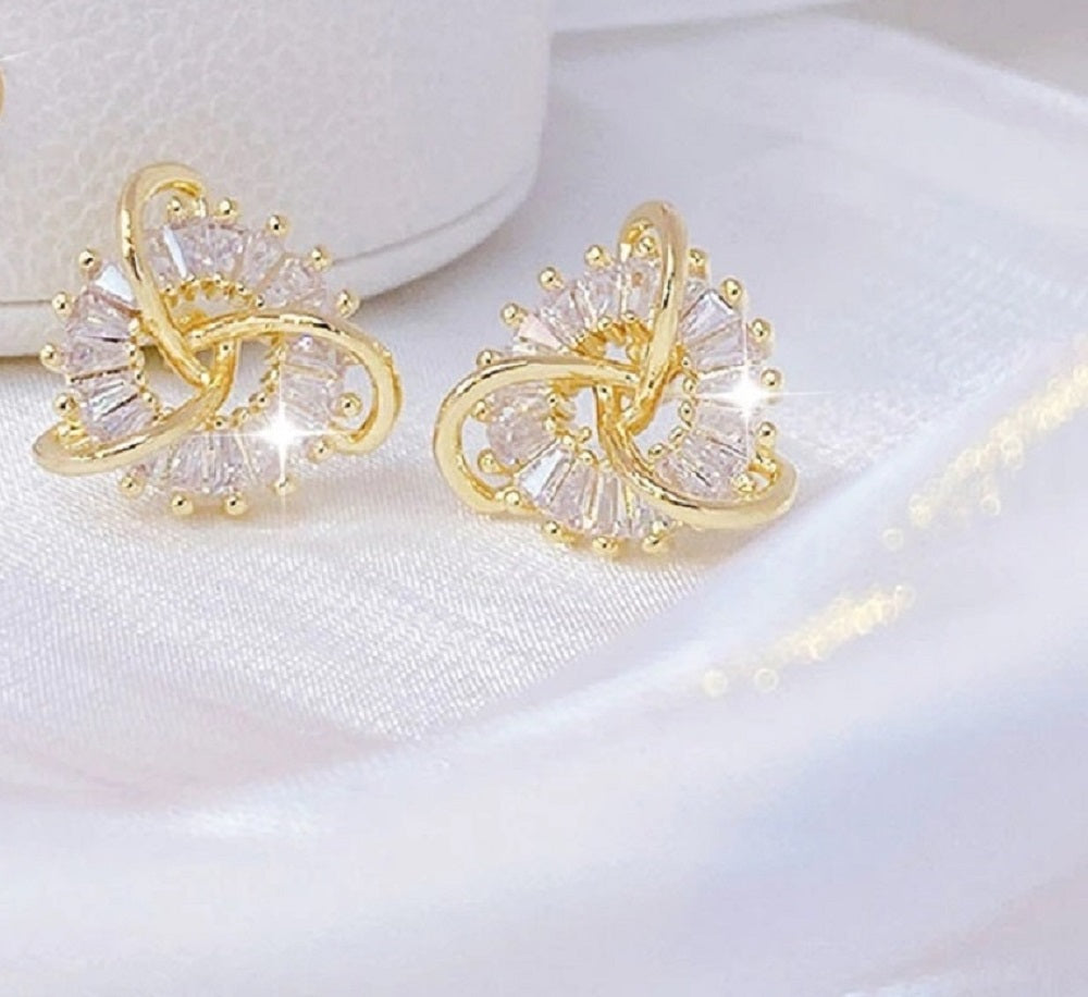 Frauen 14k vergoldete hohle geometrische Kreuzaus feine Kristallohrringe | Shop Nory