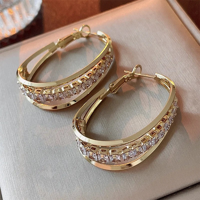 Damen Gold Oval Luxus Eingelassene Mittlere Kristall Strahlende Hoop Damen Ohrringe | Shop Nory