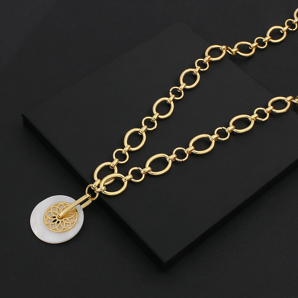 Damen Gold beschichtete runde Muschel Lotus Anhänger klobige runde Gliederkette Halskette | Shop Nory