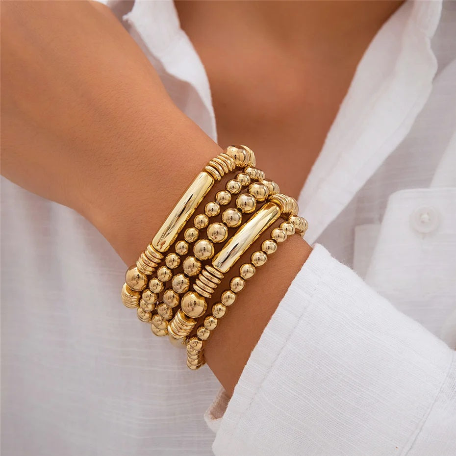 Damen Goldbeschichtete Chunky Runde Perlen 5 Set Stapelarmbänder | Shop Nory