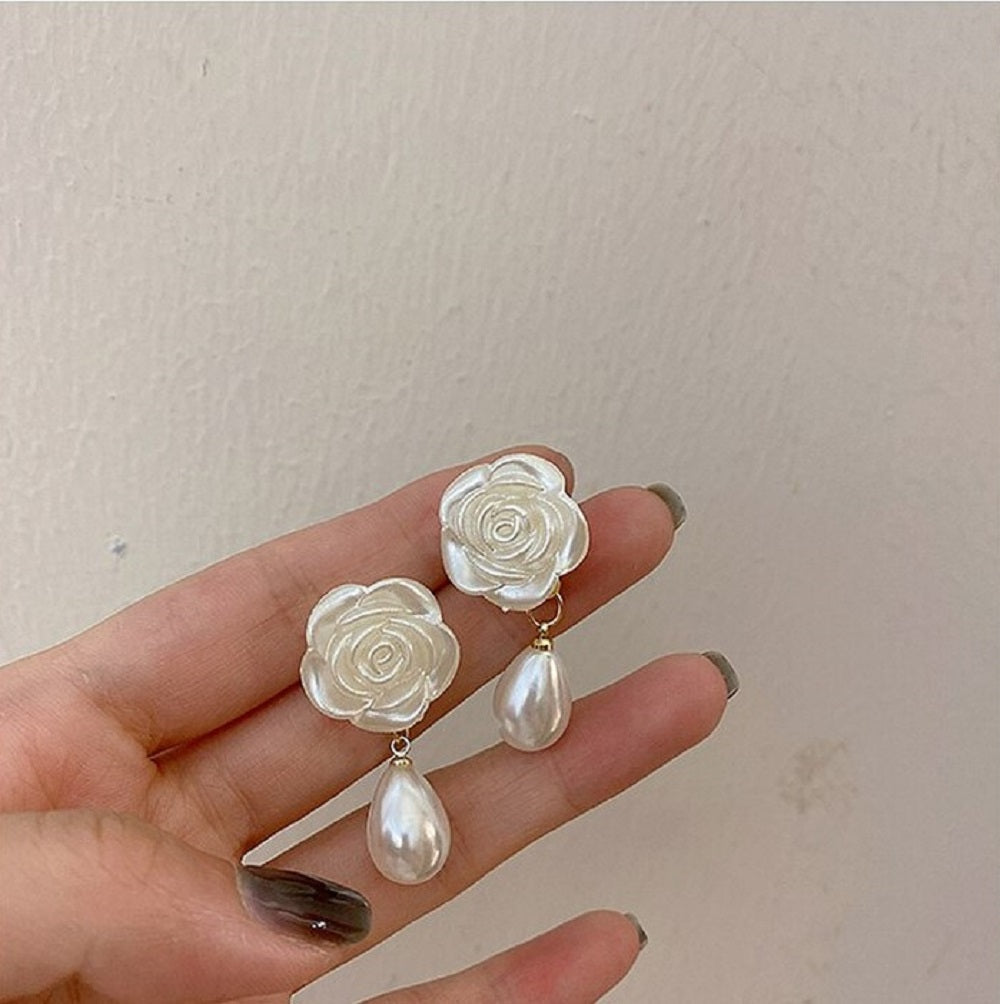 Elegante Perle Weiß Rose Blumen Tropfen Hängende Ohrringe | Shop Nory