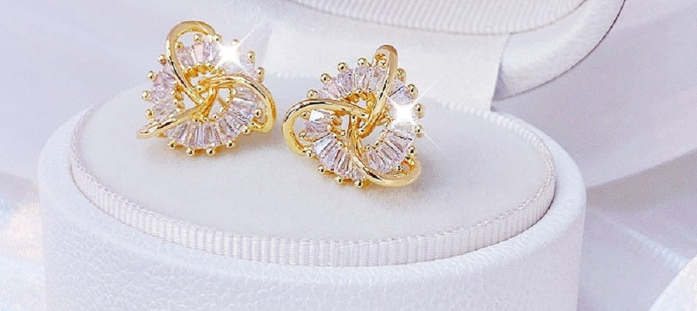 Frauen 14k vergoldete hohle geometrische Kreuzaus feine Kristallohrringe | Shop Nory
