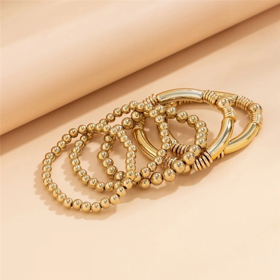 Damen Goldbeschichtete Chunky Runde Perlen 5 Set Stapelarmbänder | Shop Nory