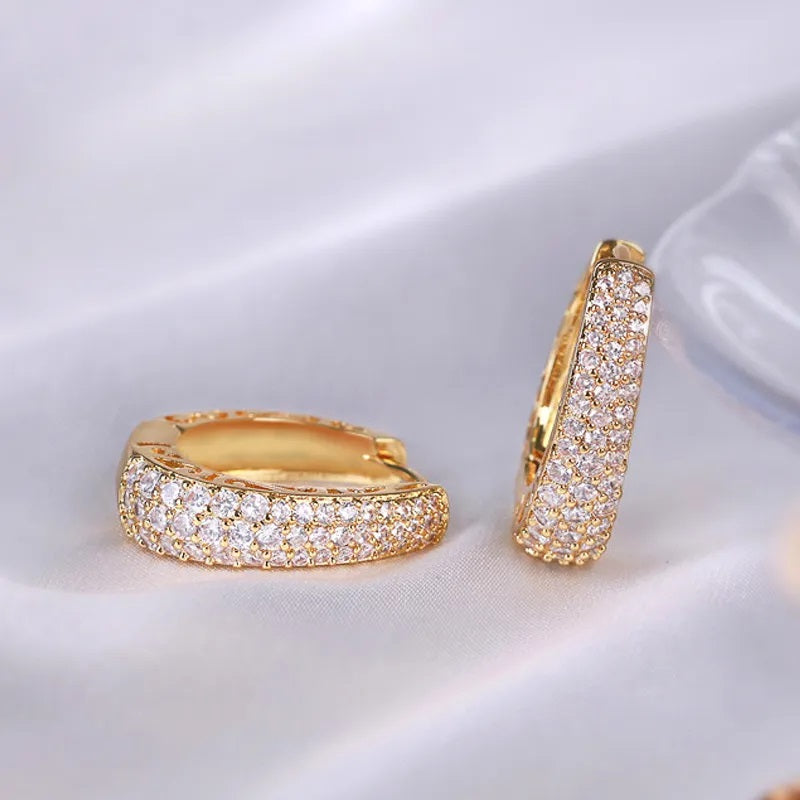 Damen Mädchen Luxus goldplattierte pave funkelnde CZ Stein Creole Huggie Ohrringe | Shop Nory