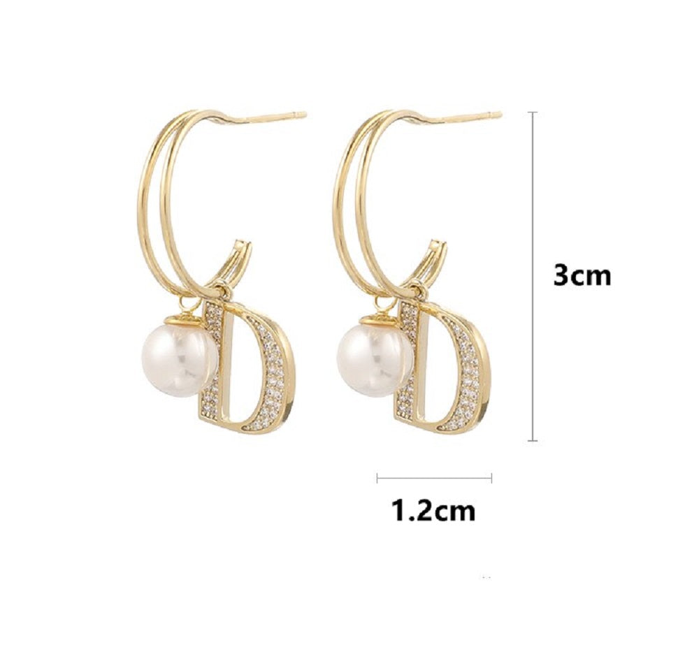 Double D Buchstabenform Kristall CZ Geschichtete Falsche Perlen Ohrstecker | Shop Nory