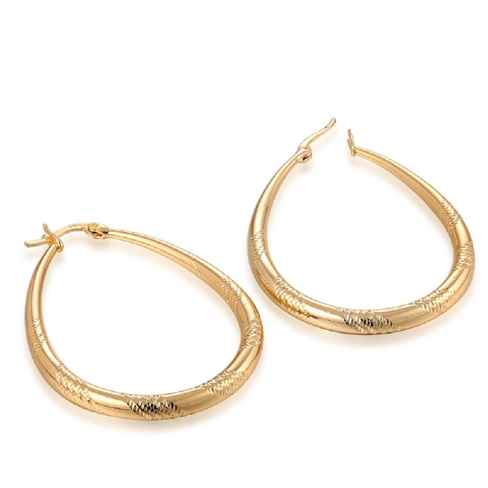 Große glänzende vergoldete ovale geschnitzte Cut-Hoops-Ohrringe | Shop Nory