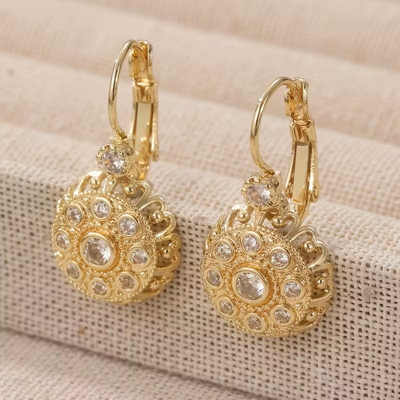 Damen vergoldete runde Ohrringe mit floralem Design aus weißen synthetischen Zirkonia. | Shop Nory