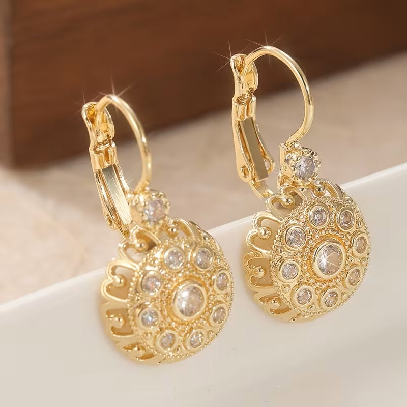 Damen vergoldete runde Ohrringe mit floralem Design aus weißen synthetischen Zirkonia. | Shop Nory