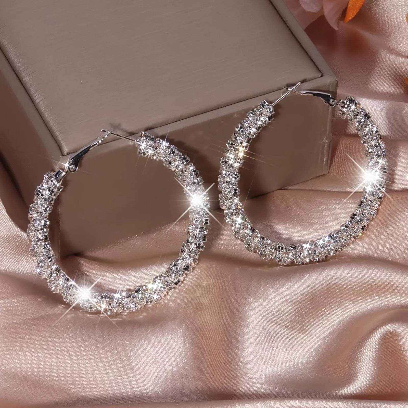 Damen Elegante Silber Chunky Netz Schicht Glänzende Schnitt Clip Hoop Ohrringe | Shop Nory