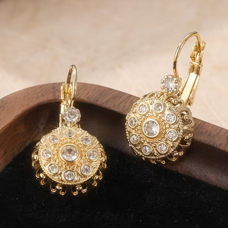 Damen vergoldete runde Ohrringe mit floralem Design aus weißen synthetischen Zirkonia. | Shop Nory
