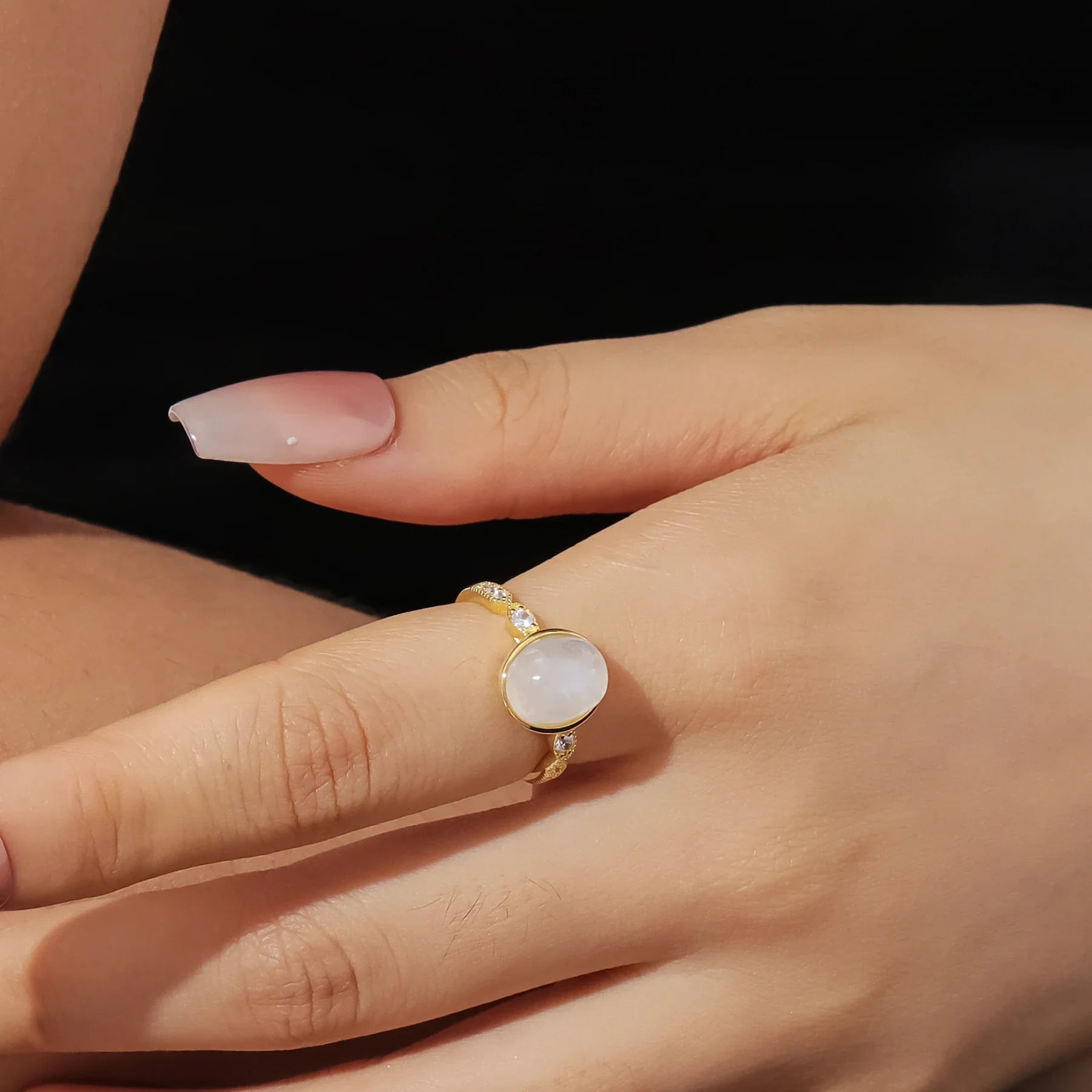 Großer Mondsteinring mit einem riesigen Mondstein und CZ Cocktailring Geburtssteinring | Shop Nory