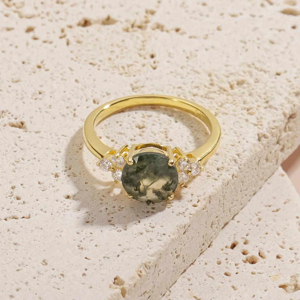 Moosachat-Ring mit rundem Moosachat und drei Zirkonia auf jeder Seite, goldener Versprechensring | Shop Nory