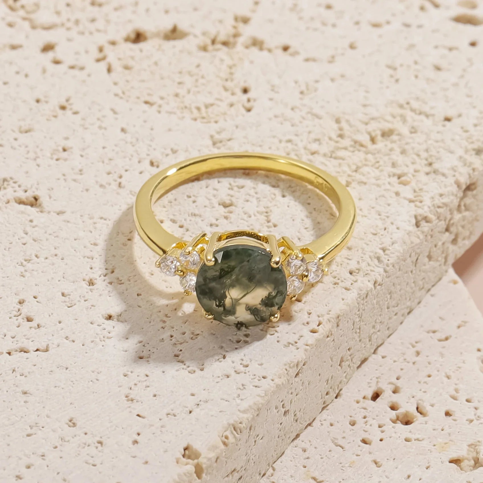 Moosachat-Ring mit rundem Moosachat und drei Zirkonia auf jeder Seite, goldener Versprechensring | Shop Nory