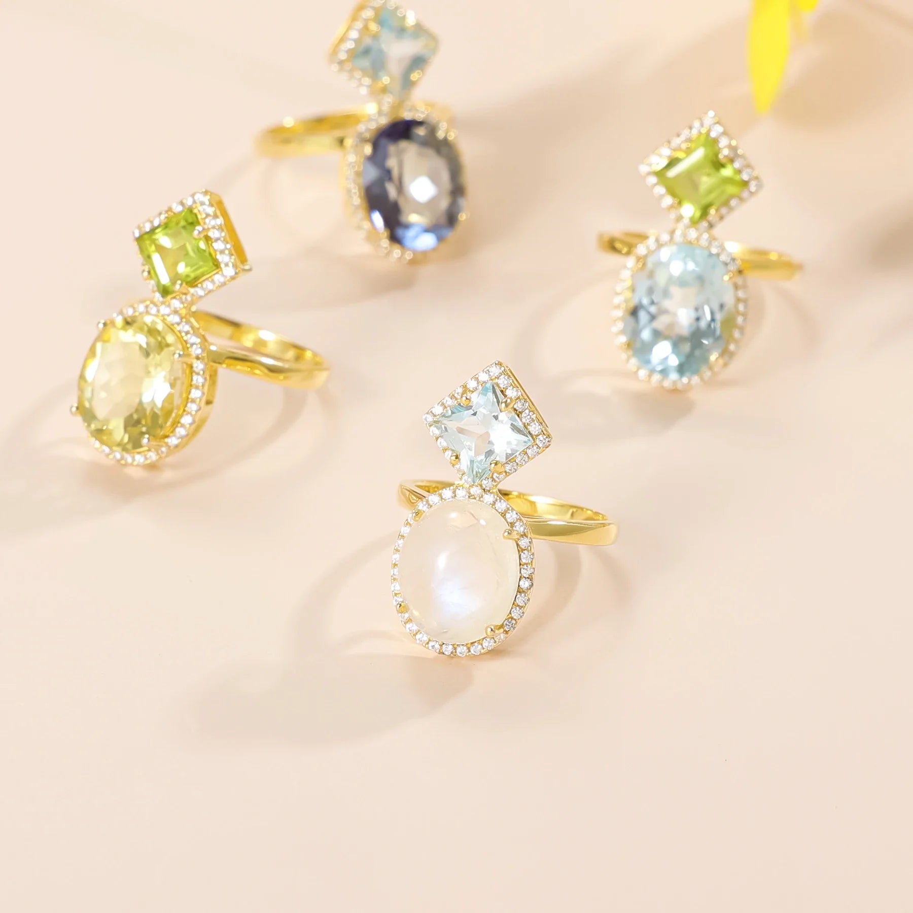 Ring mit blauem Topas und Peridot mit zwei großen Edelsteinen einzigartiger Verlobungsring | Shop Nory