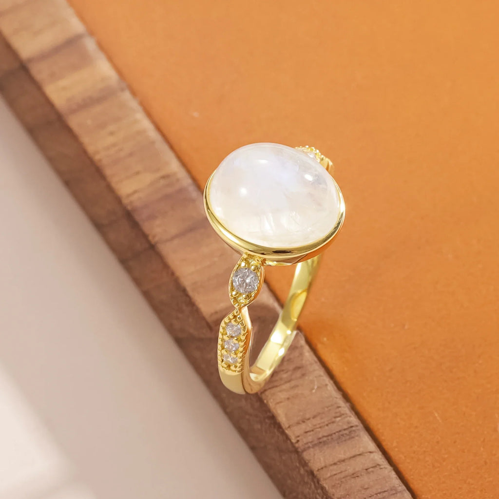 Großer Mondsteinring mit einem riesigen Mondstein und CZ Cocktailring Geburtssteinring | Shop Nory