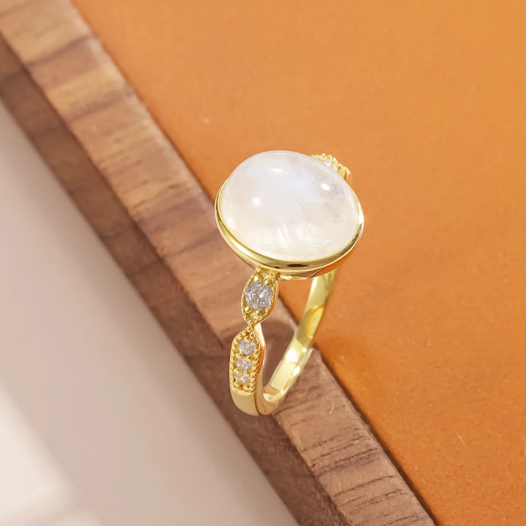 Großer Mondsteinring mit einem riesigen Mondstein und CZ Cocktailring Geburtssteinring | Shop Nory